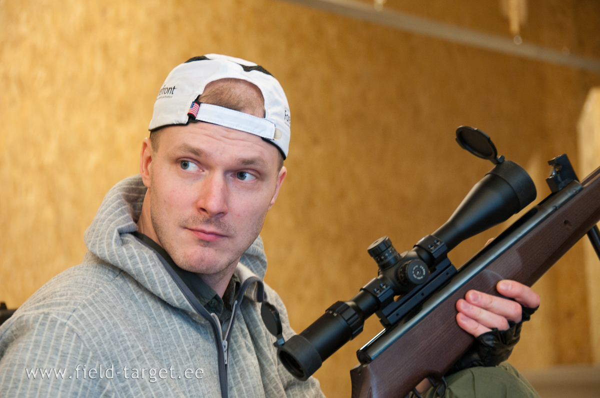 Kuid Aroni mõtted on ilmselt rohkem oma värskel kaasal